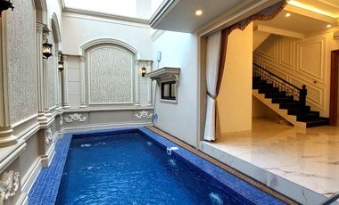 The Johar Mansion Hunian Klasik Mediterania dengan Kolam Renang Pribadi