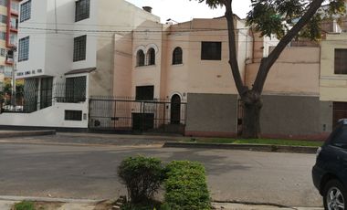 Amplia casa de 4 habitaciones en venta  - Santa Beatriz