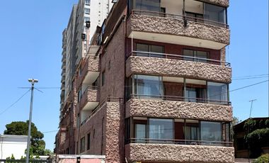 Iluminado y excelente vista, remodelado, Departamento 2 Dormitorios 1 Oficina 2 Baños Cocina cerrada Estacionamiento y Bodega