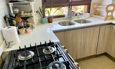 Iluminado y excelente vista, remodelado, Departamento 2 Dormitorios 1 Oficina 2 Baños Cocina cerrada Estacionamiento y Bodega