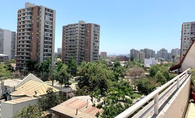 Iluminado y excelente vista, remodelado, Departamento 2 Dormitorios 1 Oficina 2 Baños Cocina cerrada Estacionamiento y Bodega
