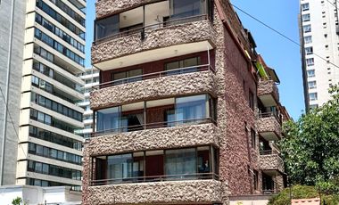 Iluminado y excelente vista, remodelado, Departamento 2 Dormitorios 1 Oficina 2 Baños Cocina cerrada Estacionamiento y Bodega