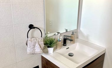 Iluminado y excelente vista, remodelado, Departamento 2 Dormitorios 1 Oficina 2 Baños Cocina cerrada Estacionamiento y Bodega