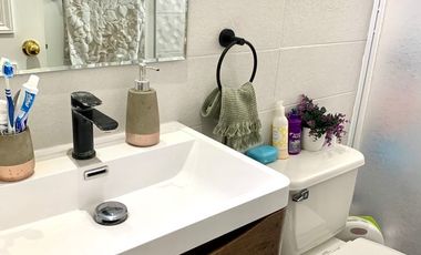 Iluminado y excelente vista, remodelado, Departamento 2 Dormitorios 1 Oficina 2 Baños Cocina cerrada Estacionamiento y Bodega