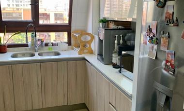 Iluminado y excelente vista, remodelado, Departamento 2 Dormitorios 1 Oficina 2 Baños Cocina cerrada Estacionamiento y Bodega