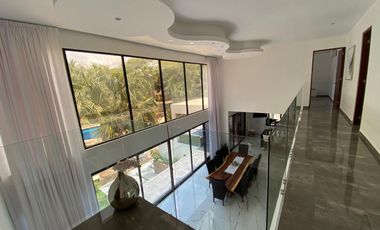 Casa de 4 recamaras con alberca privada, acceso al mar 2 departamentos independientes en venta en Playacar Fase 2.