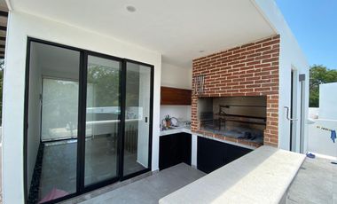 Casa de 4 recamaras con alberca privada, acceso al mar 2 departamentos independientes en venta en Playacar Fase 2.