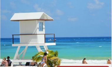 Casa de 4 recamaras con alberca privada, acceso al mar 2 departamentos independientes en venta en Playacar Fase 2.