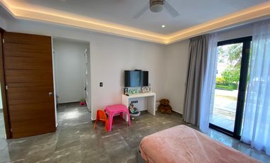 Casa de 4 recamaras con alberca privada, acceso al mar 2 departamentos independientes en venta en Playacar Fase 2.