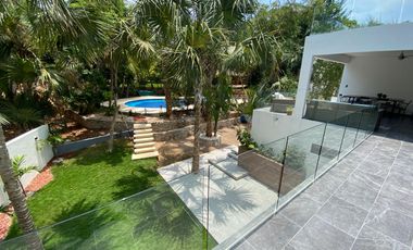 Casa de 4 recamaras con alberca privada, acceso al mar 2 departamentos independientes en venta en Playacar Fase 2.