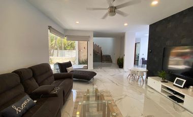 Casa de 4 recamaras con alberca privada, acceso al mar 2 departamentos independientes en venta en Playacar Fase 2.