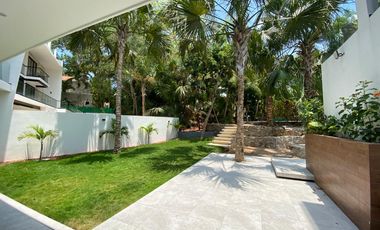 Casa de 4 recamaras con alberca privada, acceso al mar 2 departamentos independientes en venta en Playacar Fase 2.