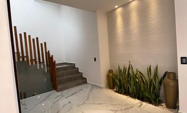 Casa de 4 recamaras con alberca privada, acceso al mar 2 departamentos independientes en venta en Playacar Fase 2.