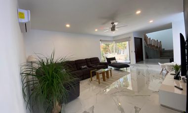 Casa de 4 recamaras con alberca privada, acceso al mar 2 departamentos independientes en venta en Playacar Fase 2.