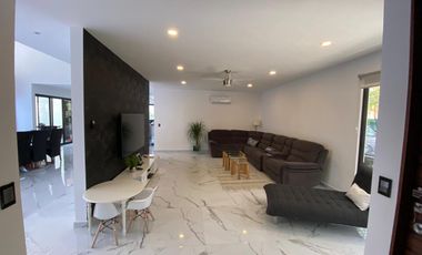 Casa de 4 recamaras con alberca privada, acceso al mar 2 departamentos independientes en venta en Playacar Fase 2.