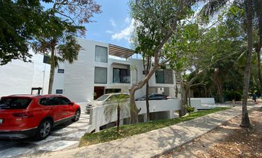 Casa de 4 recamaras con alberca privada, acceso al mar 2 departamentos independientes en venta en Playacar Fase 2.