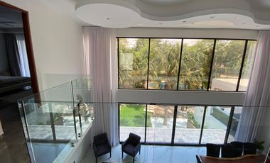 Casa de 4 recamaras con alberca privada, acceso al mar 2 departamentos independientes en venta en Playacar Fase 2.