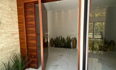 Casa de 4 recamaras con alberca privada, acceso al mar 2 departamentos independientes en venta en Playacar Fase 2.