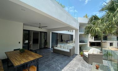 Casa de 4 recamaras con alberca privada, acceso al mar 2 departamentos independientes en venta en Playacar Fase 2.