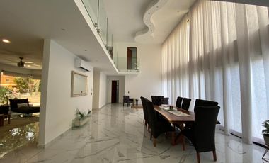 Casa de 4 recamaras con alberca privada, acceso al mar 2 departamentos independientes en venta en Playacar Fase 2.