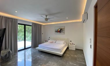 Casa de 4 recamaras con alberca privada, acceso al mar 2 departamentos independientes en venta en Playacar Fase 2.