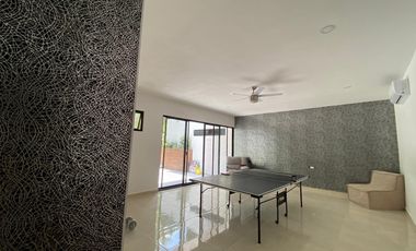 Casa de 4 recamaras con alberca privada, acceso al mar 2 departamentos independientes en venta en Playacar Fase 2.