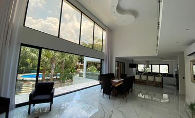 Casa de 4 recamaras con alberca privada, acceso al mar 2 departamentos independientes en venta en Playacar Fase 2.