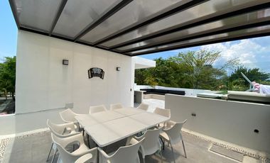 Casa de 4 recamaras con alberca privada, acceso al mar 2 departamentos independientes en venta en Playacar Fase 2.