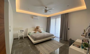 Casa de 4 recamaras con alberca privada, acceso al mar 2 departamentos independientes en venta en Playacar Fase 2.