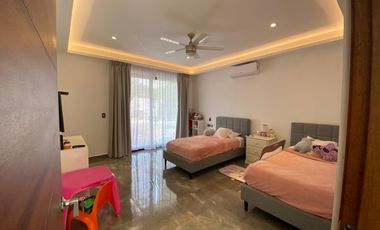 Casa de 4 recamaras con alberca privada, acceso al mar 2 departamentos independientes en venta en Playacar Fase 2.