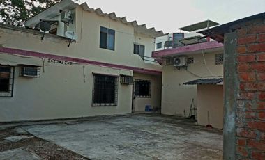 casa con locales de venta en manta zona centro