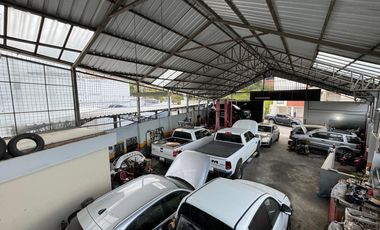 Mecánica con departamento en venta en Loja