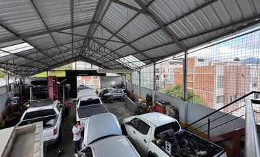 Mecánica con departamento en venta en Loja