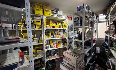 Mecánica con departamento en venta en Loja