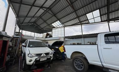 Mecánica con departamento en venta en Loja