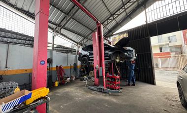 Mecánica con departamento en venta en Loja