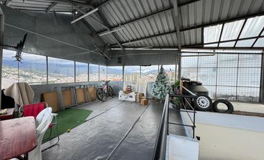 Mecánica con departamento en venta en Loja