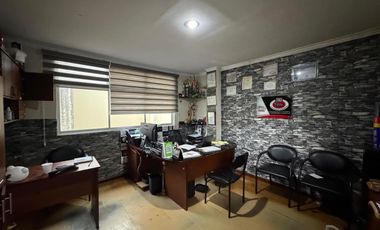 Mecánica con departamento en venta en Loja