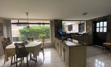 CASA DE VENTA EN EL BOSQUE: UBICACIÓN ESTRATÉGICA, PARA USO COMERCIAL O RESIDENCIAL 340 M2, $330.000