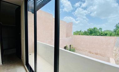 Herrmosa villa equipada, con piscina, cuarto de servicio, cerca de Av. Temozón.