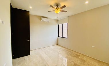 Herrmosa villa equipada, con piscina, cuarto de servicio, cerca de Av. Temozón.