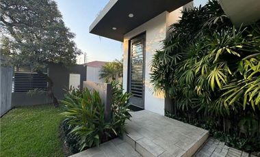 Venta de Casa atrás UEES Samborondon - Vía Samborondón Primeros kilómetros - C021
