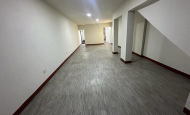 SE VENDE Casa Comercial Cerca A Morales Duarez Con Av. Universitaria