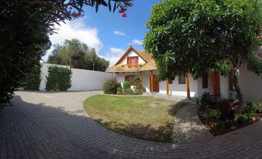 Preciosa Casa, con Dormitorio en Planta Baja en San Antonio de Pichincha