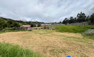 Terreno en venta en la vía de integración barrial cerca del redondel del plateado y centro de la ciudad de Loja