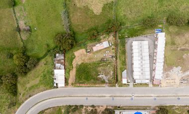 Terreno en venta en la vía de integración barrial cerca del redondel del plateado y centro de la ciudad de Loja