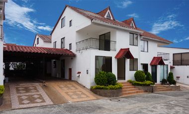 Extraordinaria casa de 160 en Bosques de Santa Helena Conjunto Residencial. Av. Sur. Homecenter. Pereira - Colombia.
