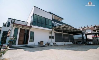 ขายถูก!!! โกดังพร้อมบ้านเดี่ยวหรู เนื้อที่ดิน 299.5 ตารางวา พื้นที่ใช้สอย 1,198 ตารางเมตร เหมาะทำโกดังคลังสินค้า และ อุตสาหกรรม ย่านปทุมธานี