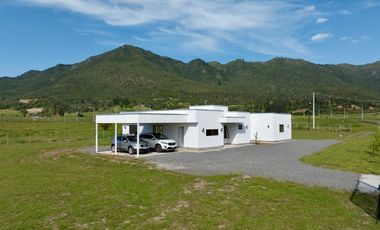 Se vende casa nueva de 300m2 en sitio de 5.000m2, Condominio Valle Tranquilo, Zapallar, Curicó