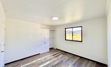 Se vende casa nueva de 300m2 en sitio de 5.000m2, Condominio Valle Tranquilo, Zapallar, Curicó